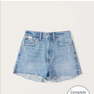 Abercrombie high rise mom shorts in medium light ripped wash size 25